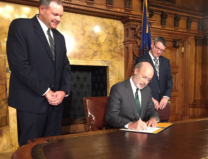 Gov. Tom Wolf signs executive order to place Pennsylvania in multi-state carbon fee program